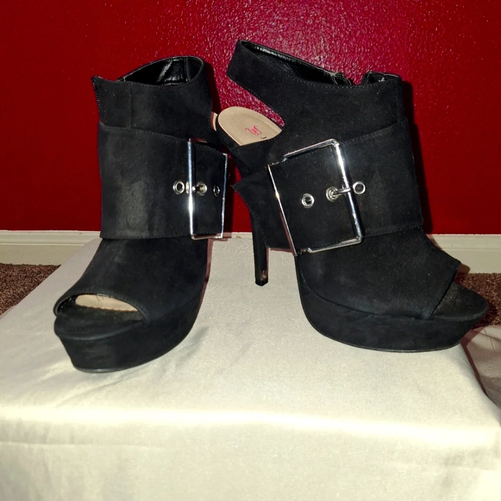 Shoes - Picture 1 of 4